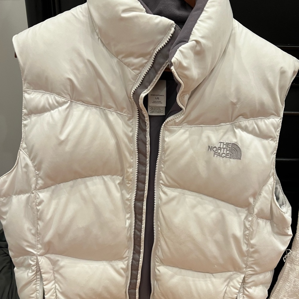 White large women’s north face vest excellent condition